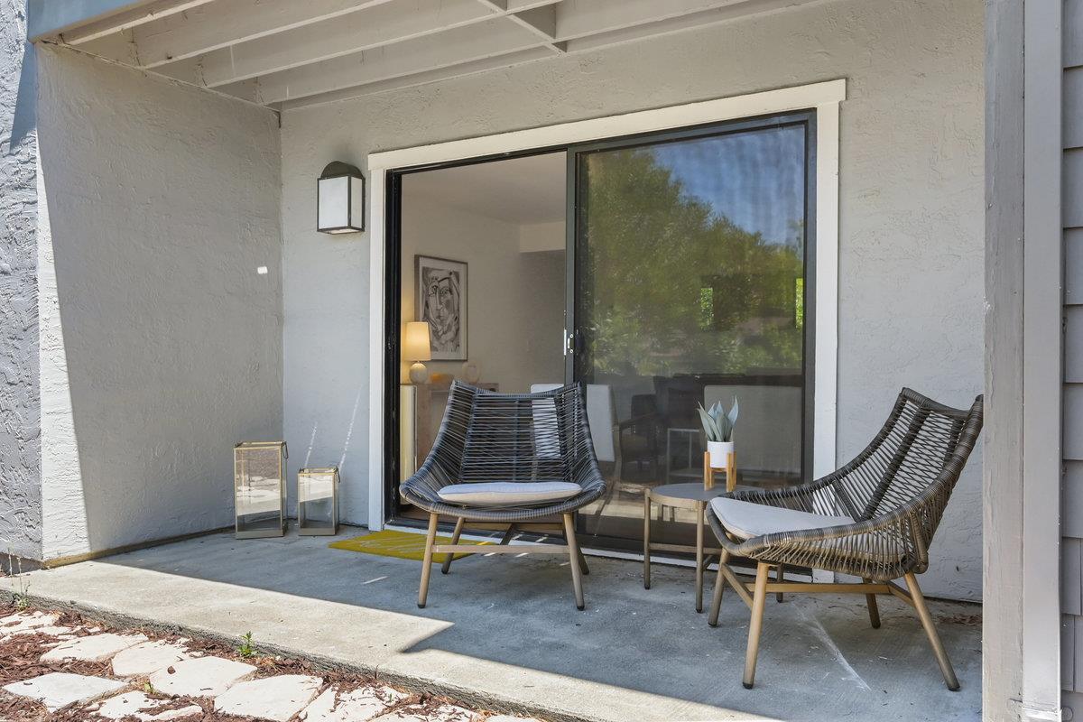 900 Cambridge Drive, Unit 181 Benicia, CA 94510 - Photo 34 of 38 a living room with furniture and a large window