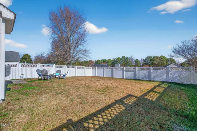 a view of a backyard