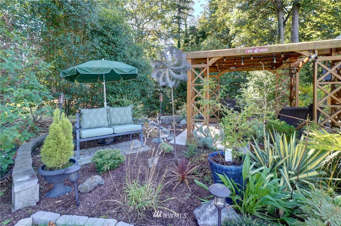 2831 Whitworth Avenue South Renton, WA 98055 - Photo 36 of 40 a view of outdoor space with plants and barbeque oven