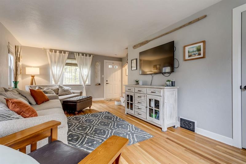 49 Edgecliff Road Carnegie, PA 15106 - Photo 4 of 16 Gallery Image 4