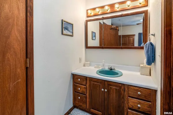 $135,000 | 207 West Sylvester Avenue, Christopher, IL 62822