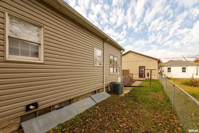 $135,000 | 207 West Sylvester Avenue, Christopher, IL 62822