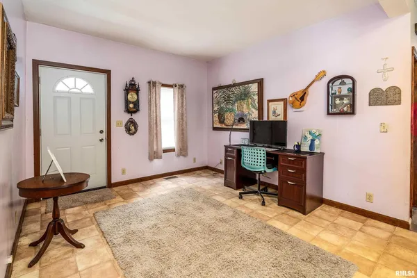 $135,000 | 207 West Sylvester Avenue, Christopher, IL 62822