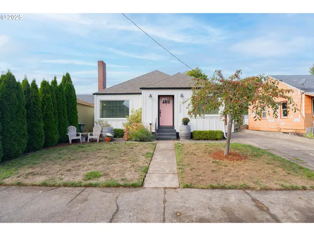 a view of a house with backyard and trees
