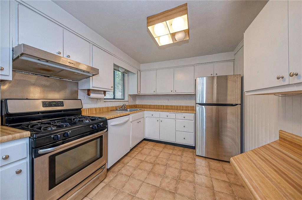 1023 Middle Road Glenshaw, PA 15116 - Photo 19 of 44 Well-equipped kitchen offering gas cooking, a built-in dishwasher, and ample cabinet storage.