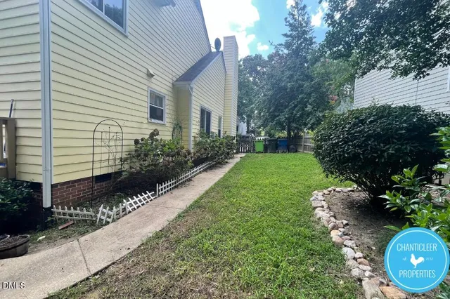a view of a back yard of the house