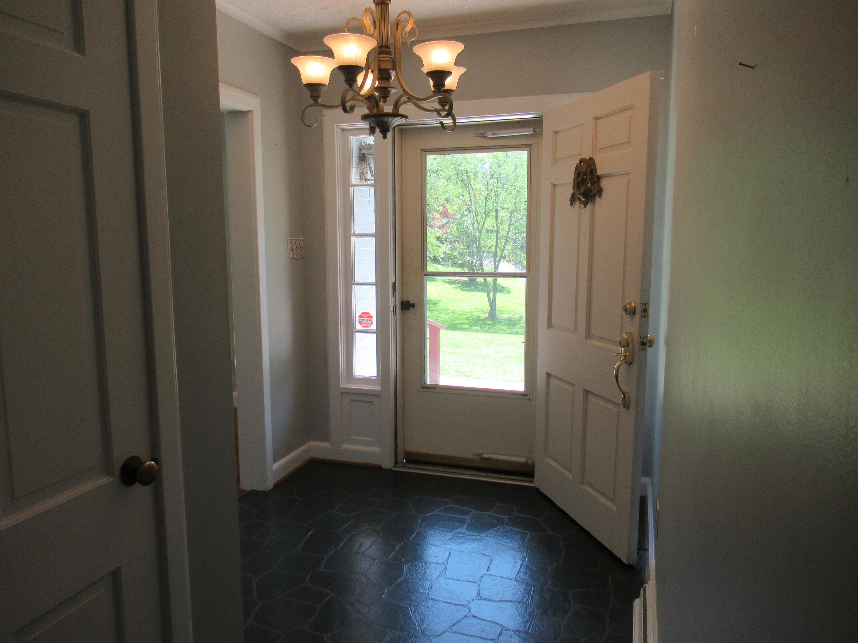 104 Fieldcrest Road Bristol, TN 37620 - Photo 8 of 59 107