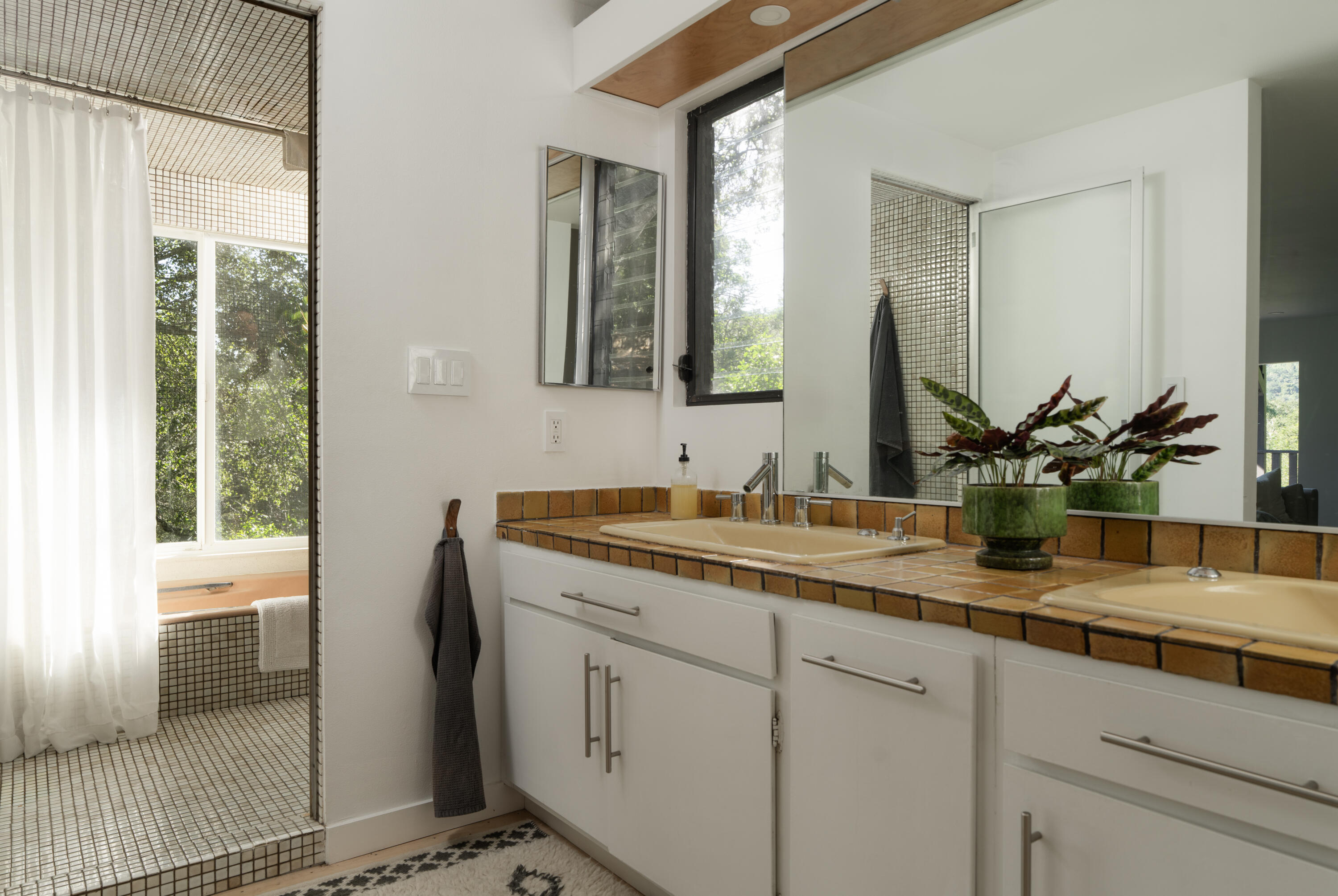 1512 Hillcrest Road Santa Barbara, CA 93103 - Photo 29 of 53 Primary Bathroom