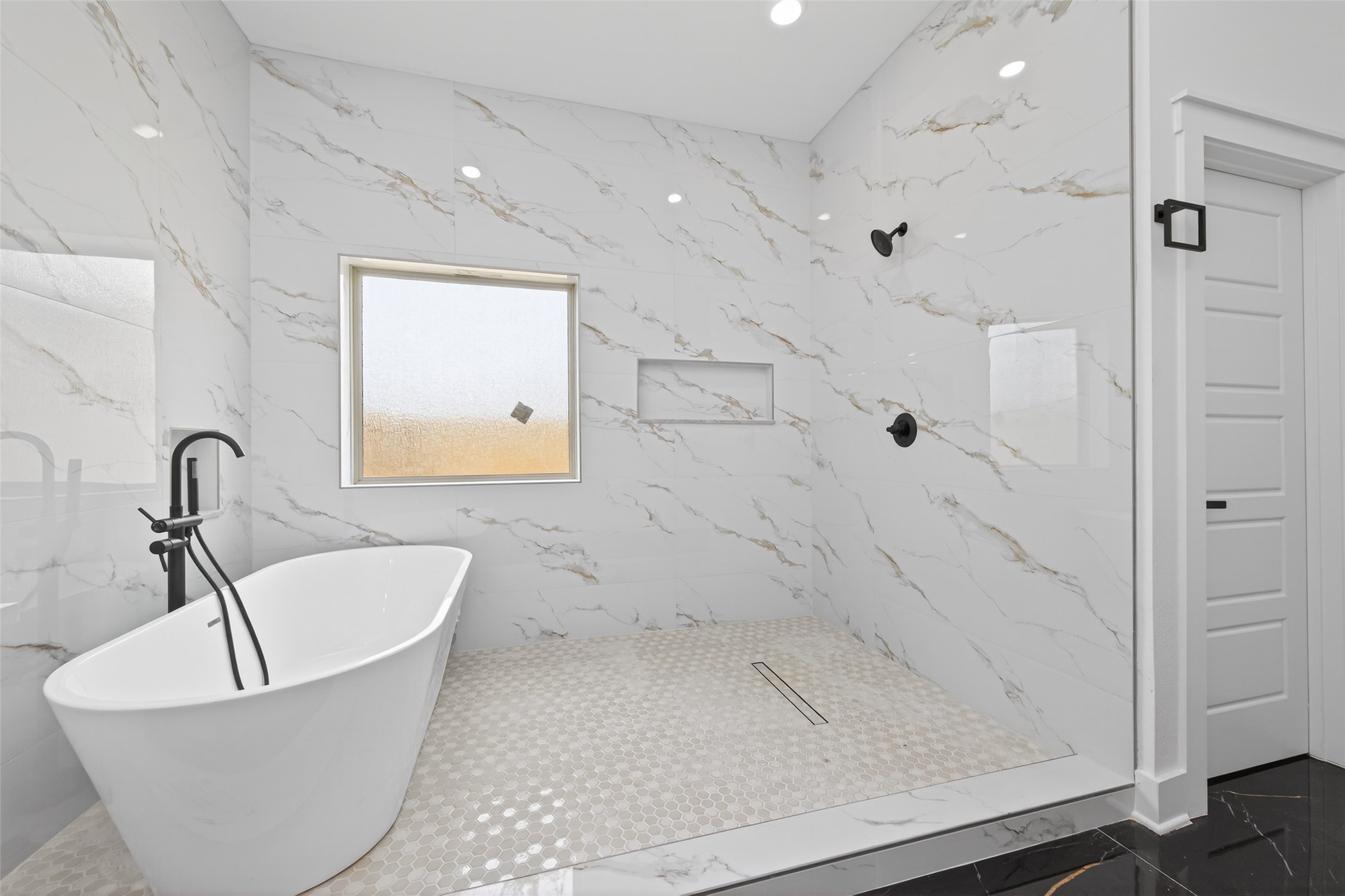 1129 Longleaf Pne Street Huffman, TX 77336 - Photo 19 of 35 a bathroom with a bathtub and a sink