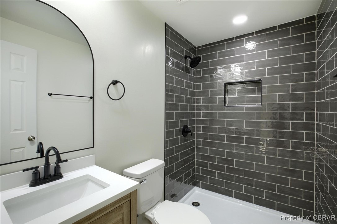 7697 Guinea Road Hayes, VA 23072 - Photo 16 of 27 Primary Ensuite Bathroom