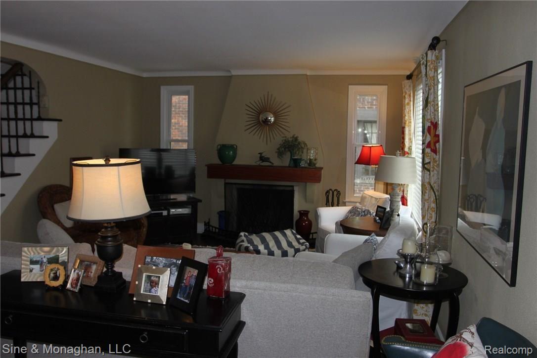 695 Rivard Boulevard Grosse Pointe, MI 48230 - Photo 4 of 23 IMG_4045.JPG