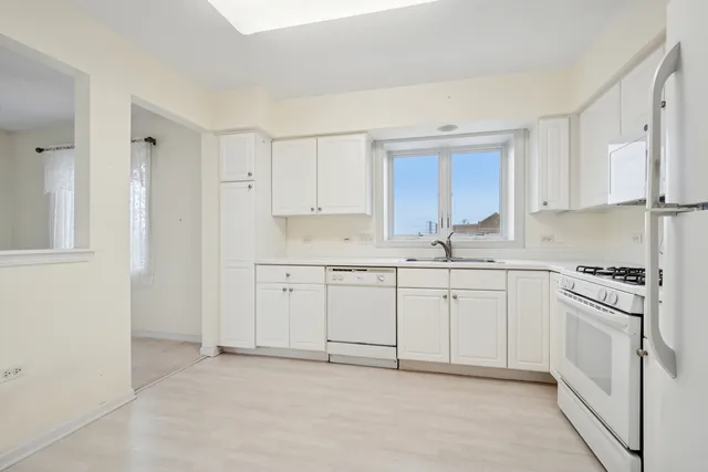 $300,000 | 7450 Lincoln Avenue, Unit 609, Skokie, IL 60076