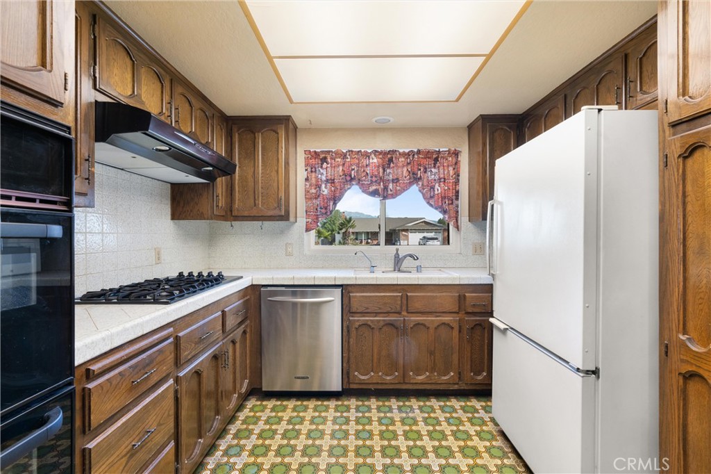 3518 Chestnut Drive Norco, CA 92860 - Photo 8 of 38 a kitchen with a sink stove and refrigerator