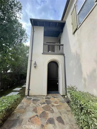 a view of entryway with garden