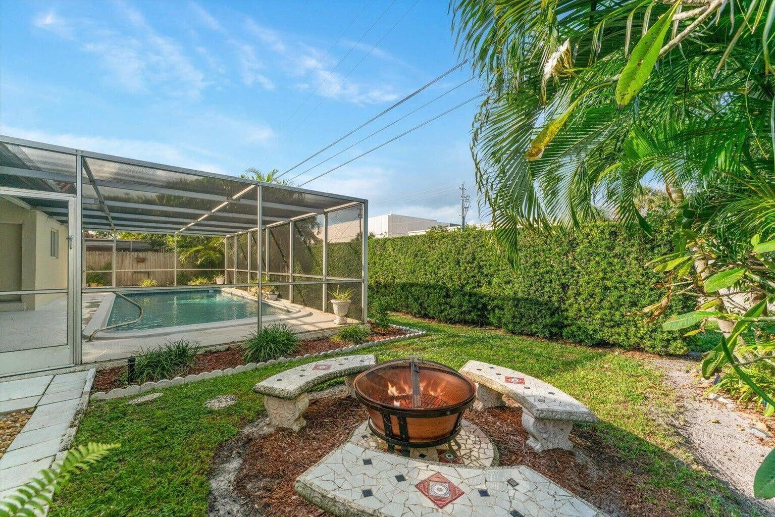 829 Northwest 7th Street Boca Raton, FL 33486 - Photo 6 of 25 Side yard