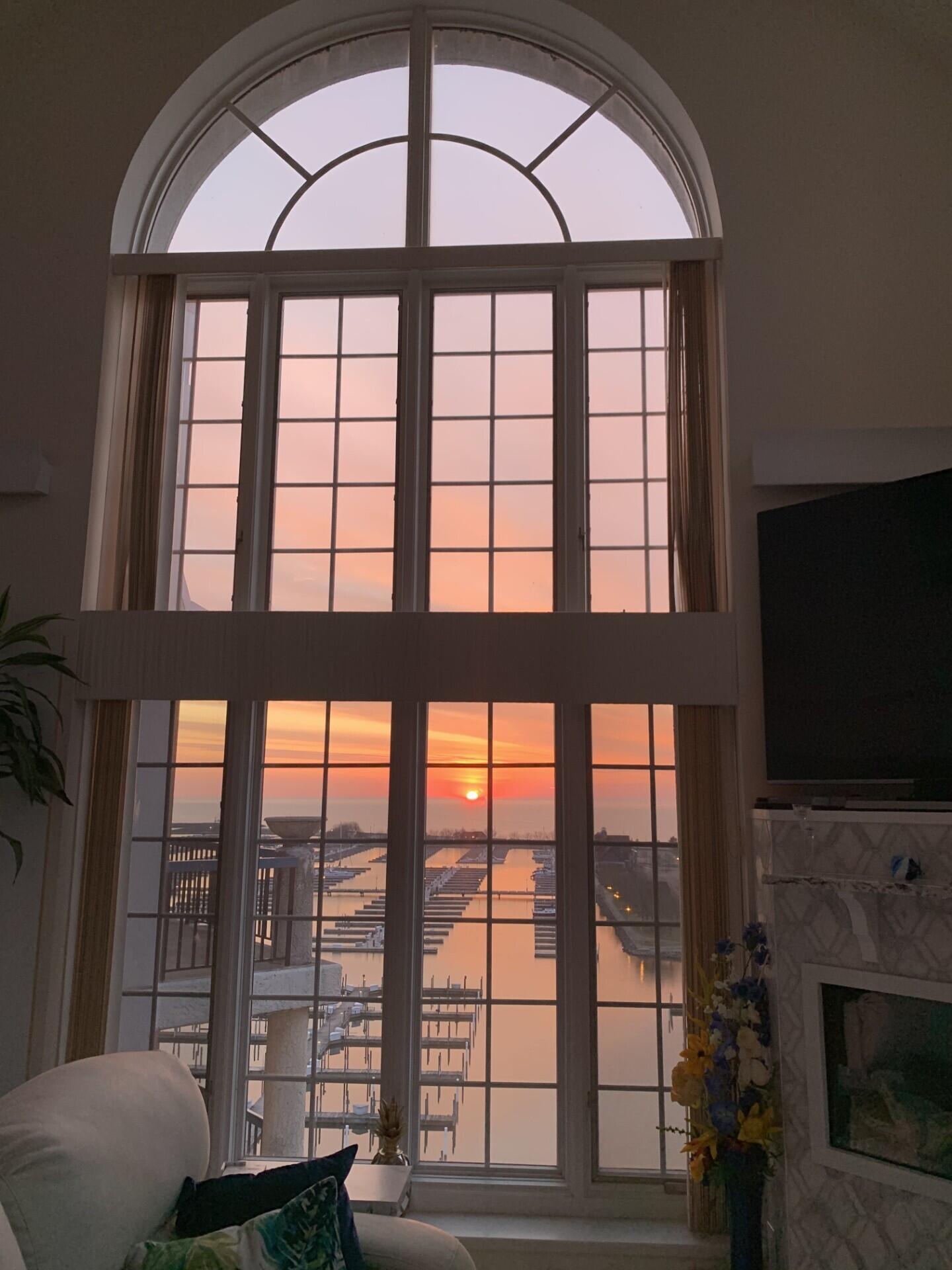 333 Lake Avenue, Unit 806 Racine, WI 53403 - Photo 15 of 56 3G_LST 806 H-Sunrise View from LR