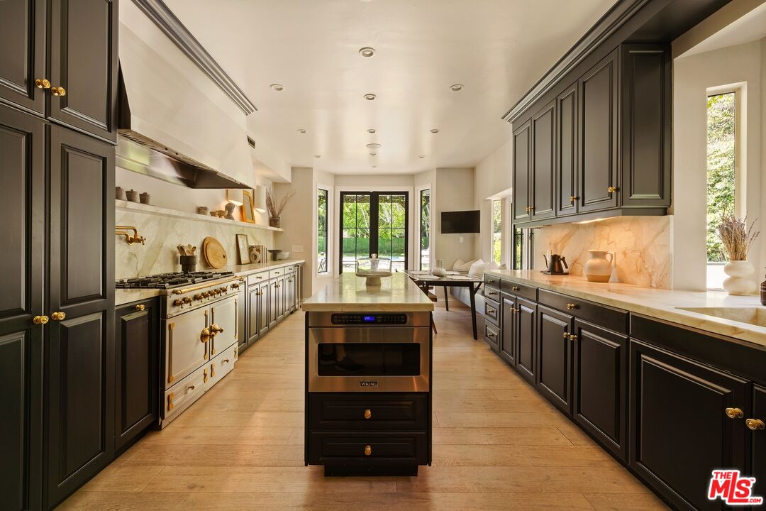 9872 Whitwell Drive Beverly Hills, CA 90210 - Photo 13 of 32 a large kitchen with cabinets