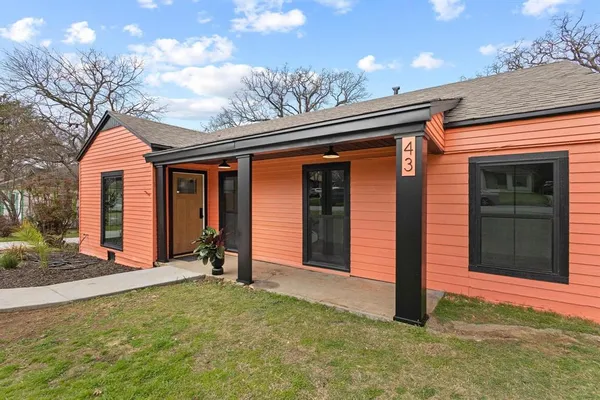 a view of a house with backyard and porch