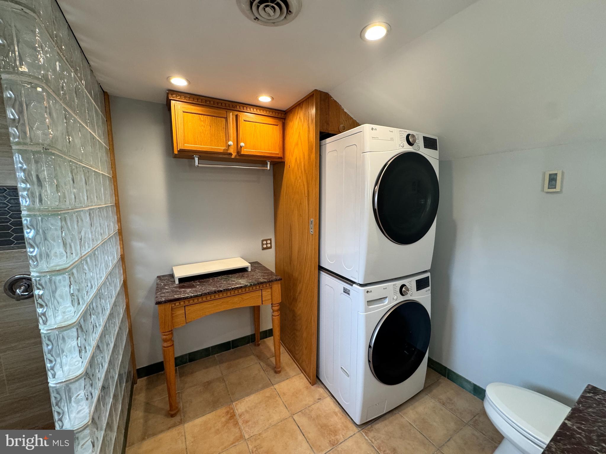 2427 Grubb Road Wilmington, DE 19810 - Photo 10 of 32 a utility room with dryer and washer