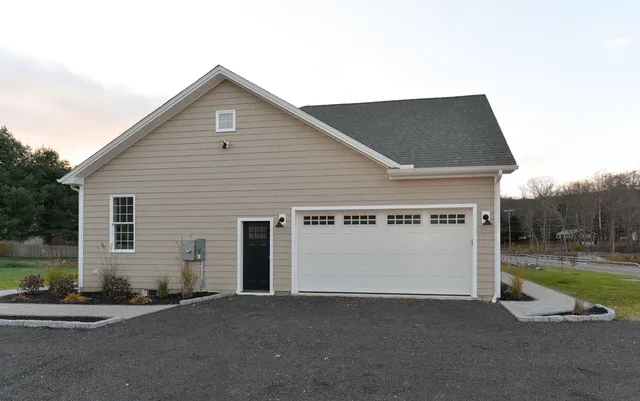 $749,900 | 8 Spruce Brook Road, Southbury, CT 06488