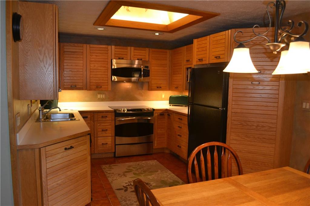20x15 kitchen with custom cabinetry, stainless appliances and fantastic lighting.