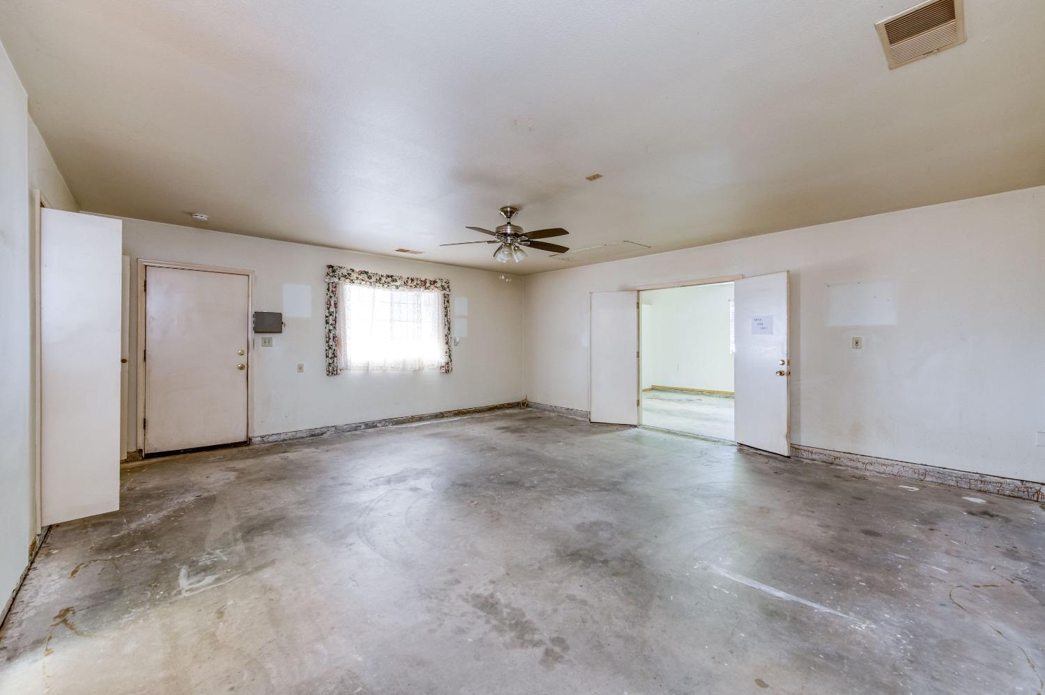 19650 Road 31 Madera, CA 93638 - Photo 30 of 43 an empty room with windows and ceiling fan
