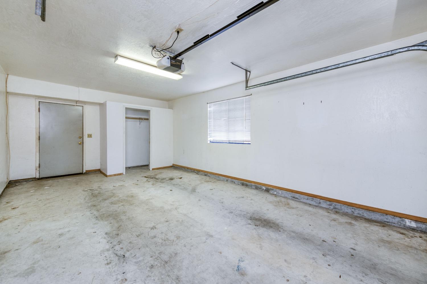 19650 Road 31 Madera, CA 93638 - Photo 32 of 43 an empty room with a ceiling fan and windows