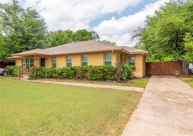 $429,000 | 3211 Lockmoor Lane, Dallas, TX 75220