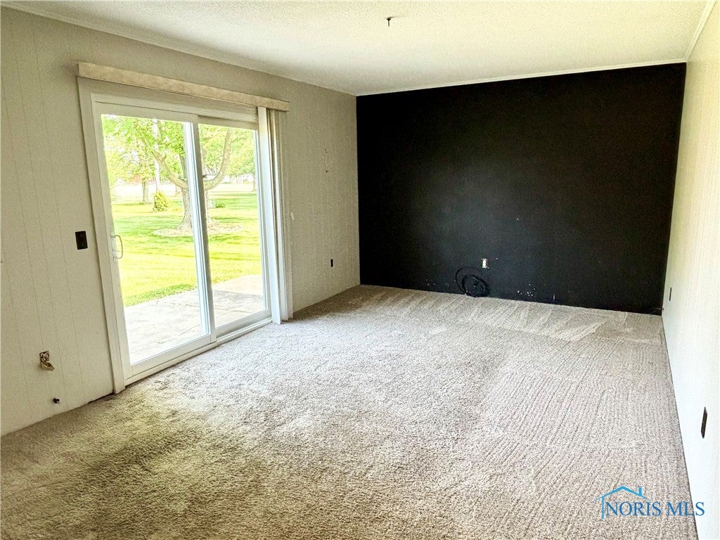 1105 South Lallendorf Road Oregon, OH 43616 - Photo 19 of 49 Family room w/ slider door.