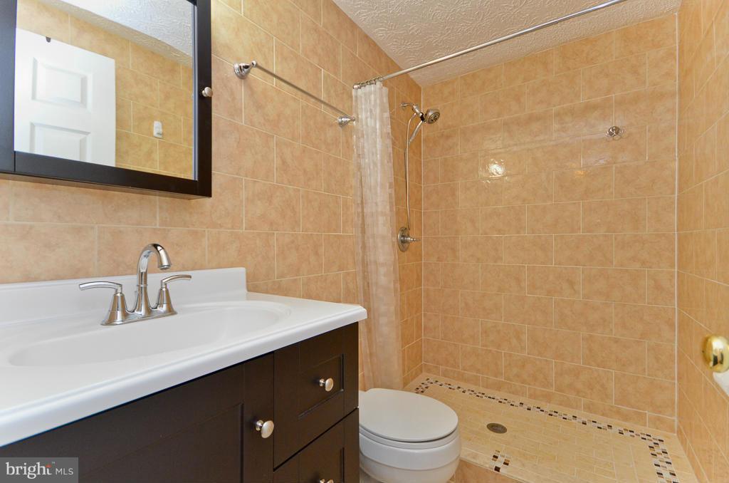 8277 Bark Tree Court Springfield, VA 22153 - Photo 16 of 25 Bath