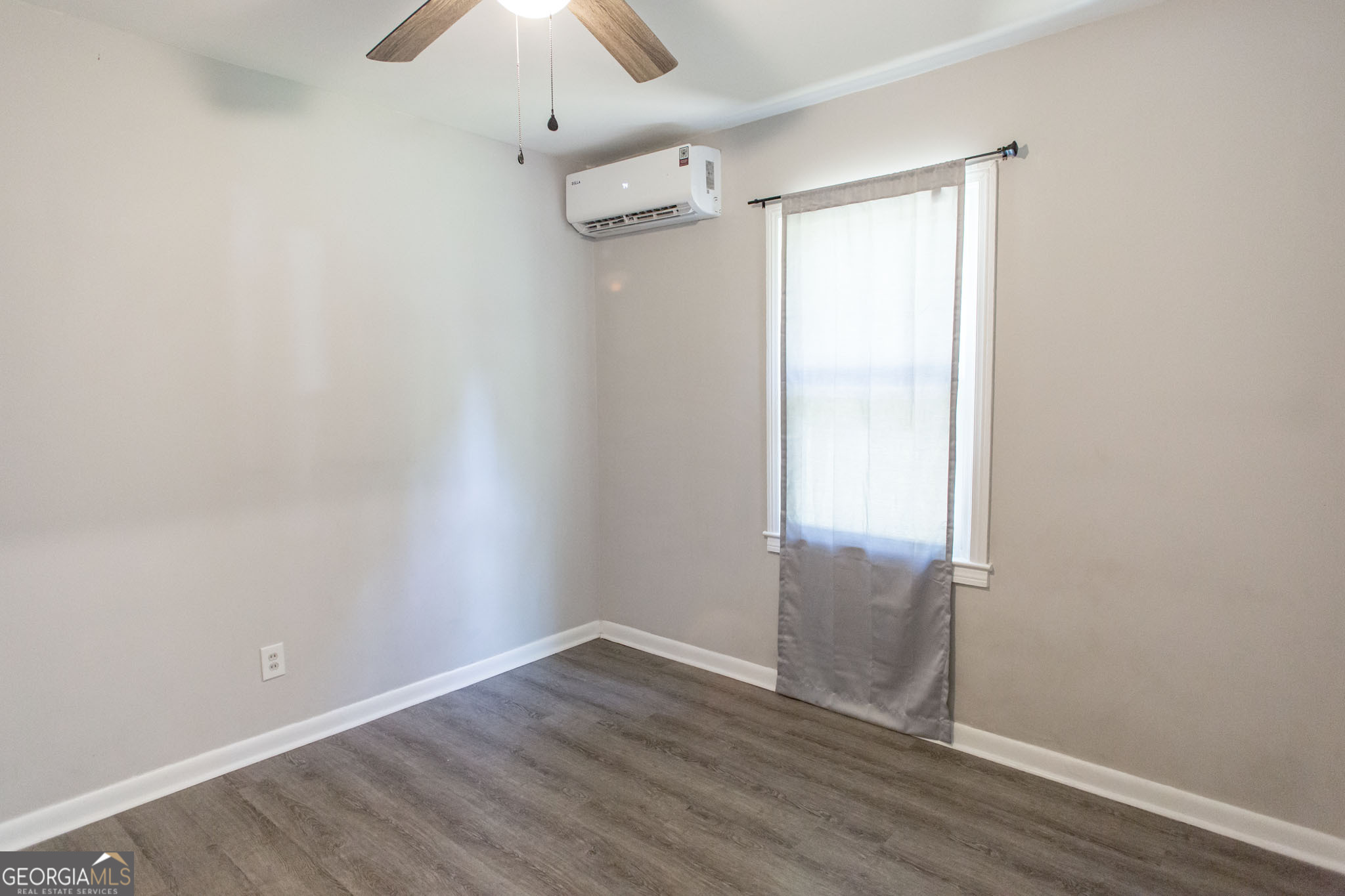 2312 Spurgeon Street Waycross, GA 31501 - Photo 19 of 20 an empty room with a hardwood and a ceiling fan