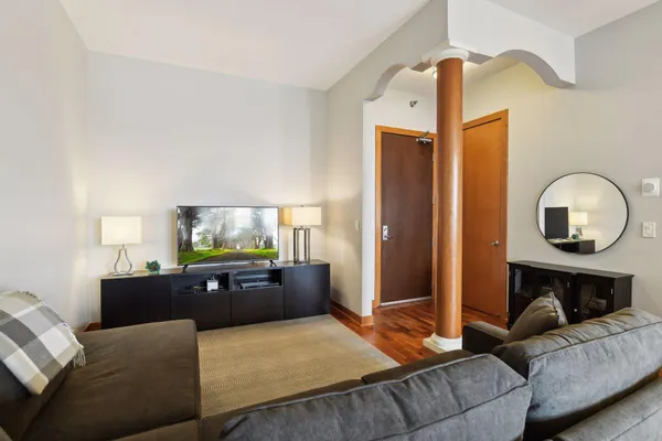 $1,895 | 317 Groveland Avenue, Unit 709, Minneapolis, MN 55403