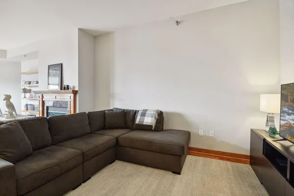$1,895 | 317 Groveland Avenue, Unit 709, Minneapolis, MN 55403
