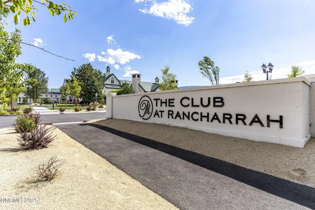 a view of entryway front of a house