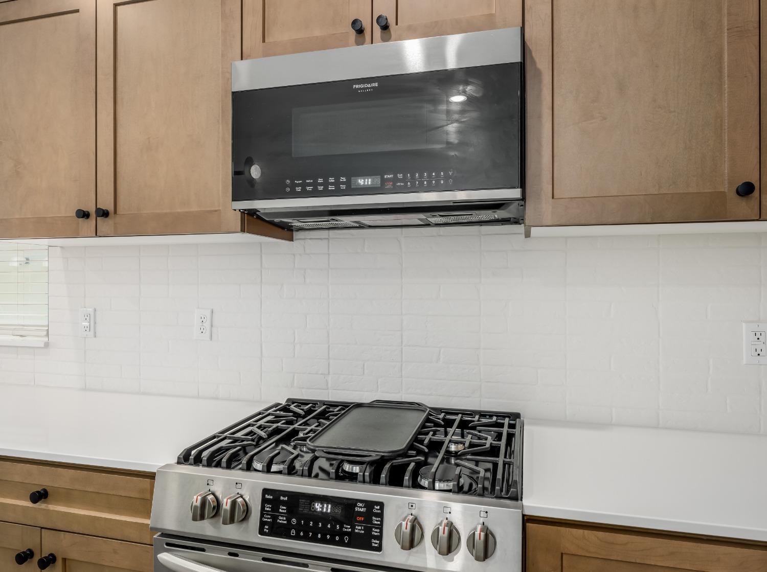 2734 East Teaberry Drive Fresno, CA 93730 - Photo 10 of 34 a close view of stove top oven