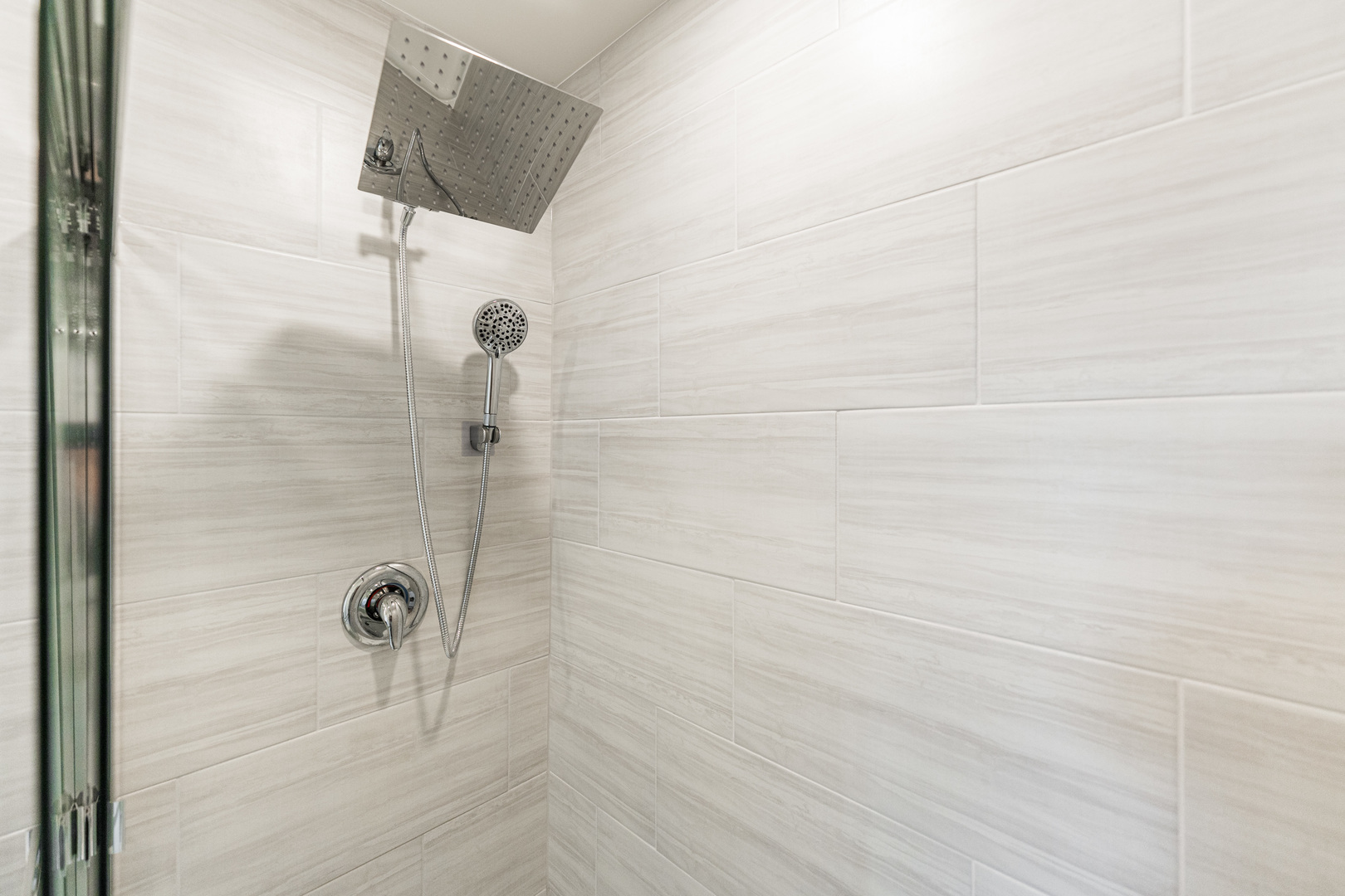 2016 Yellowstone Boulevard Mundelein, IL 60060 - Photo 17 of 30 a bathroom with a shower