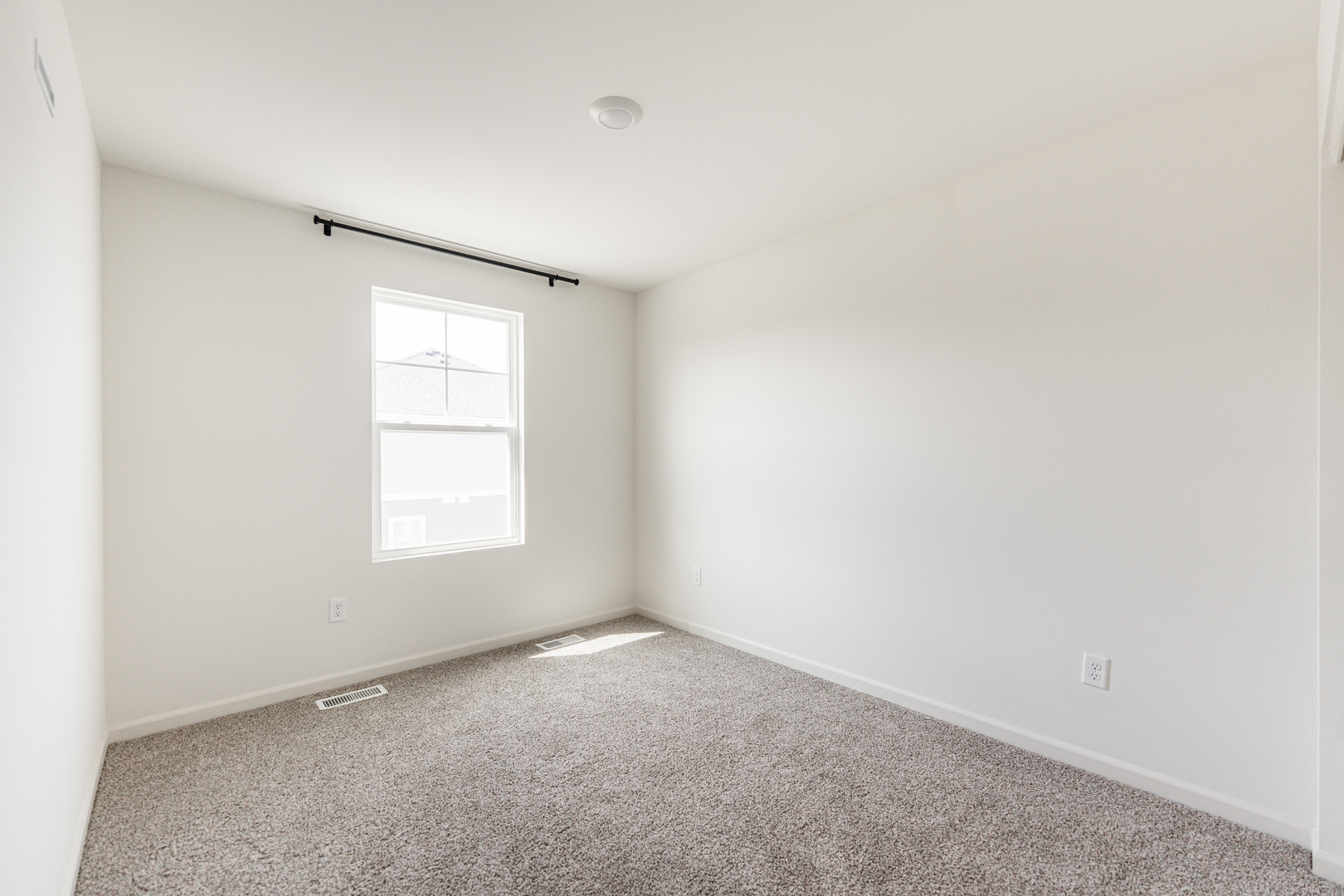 2016 Yellowstone Boulevard Mundelein, IL 60060 - Photo 19 of 30 an empty room with a window