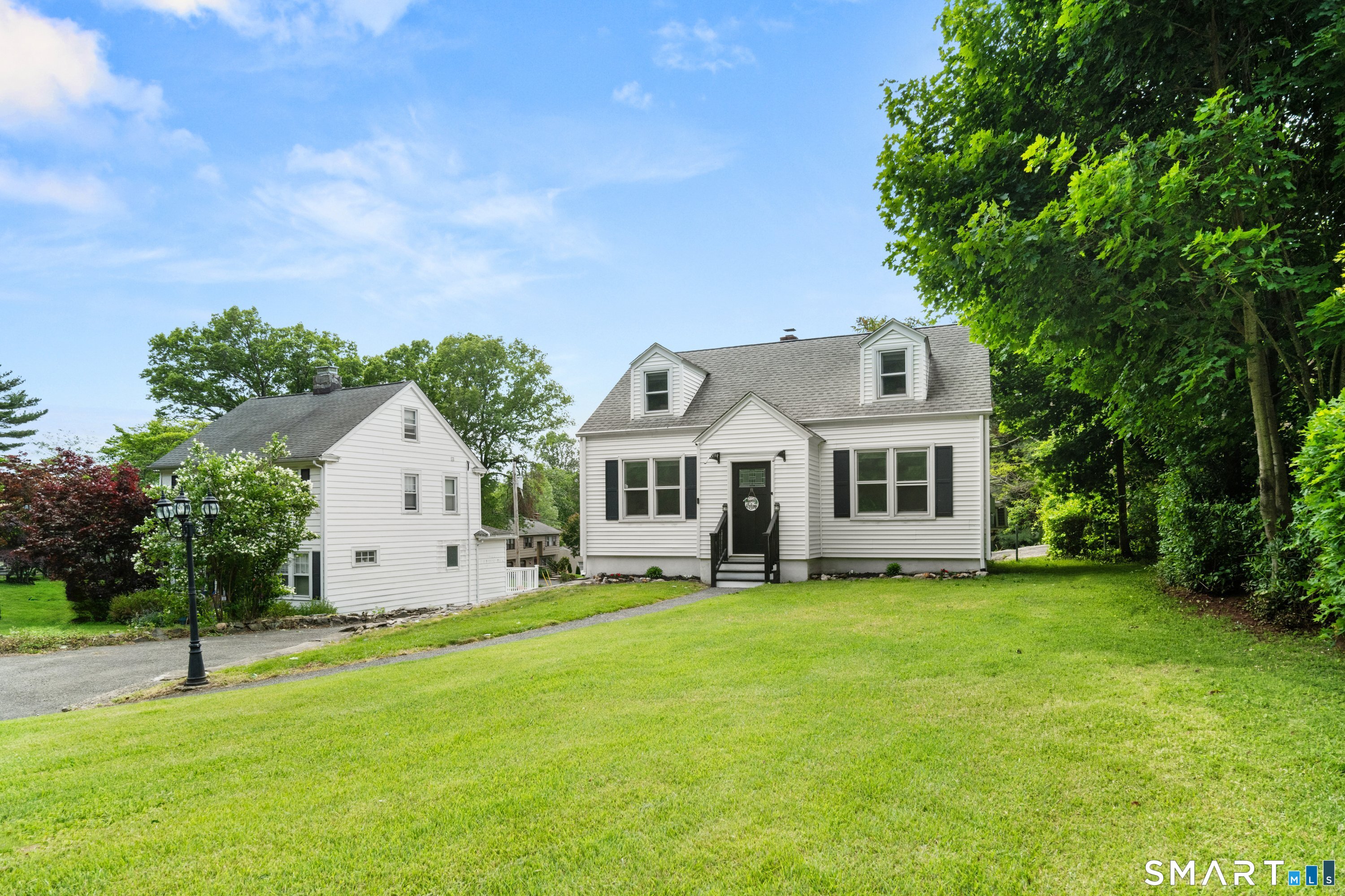 243 White Plains Road Trumbull, CT 06611 - Photo 3 of 39