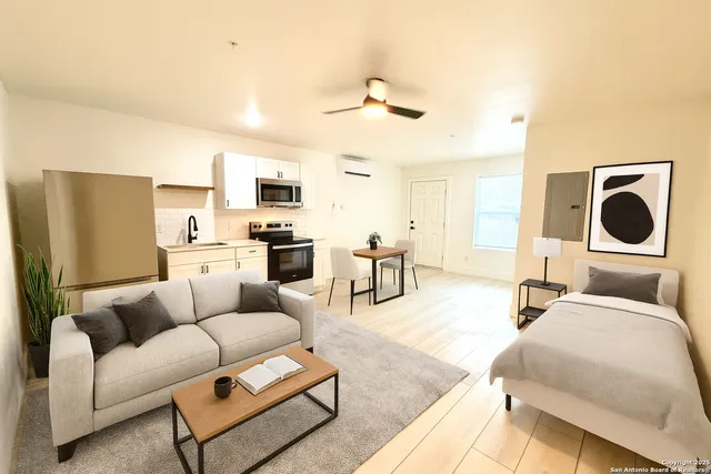 $850 | 2204 West San Antonio Street, Unit 6, New Braunfels, TX 78130