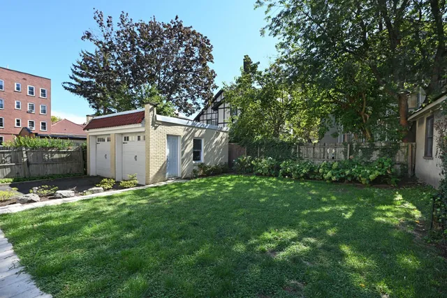 a view of a backyard