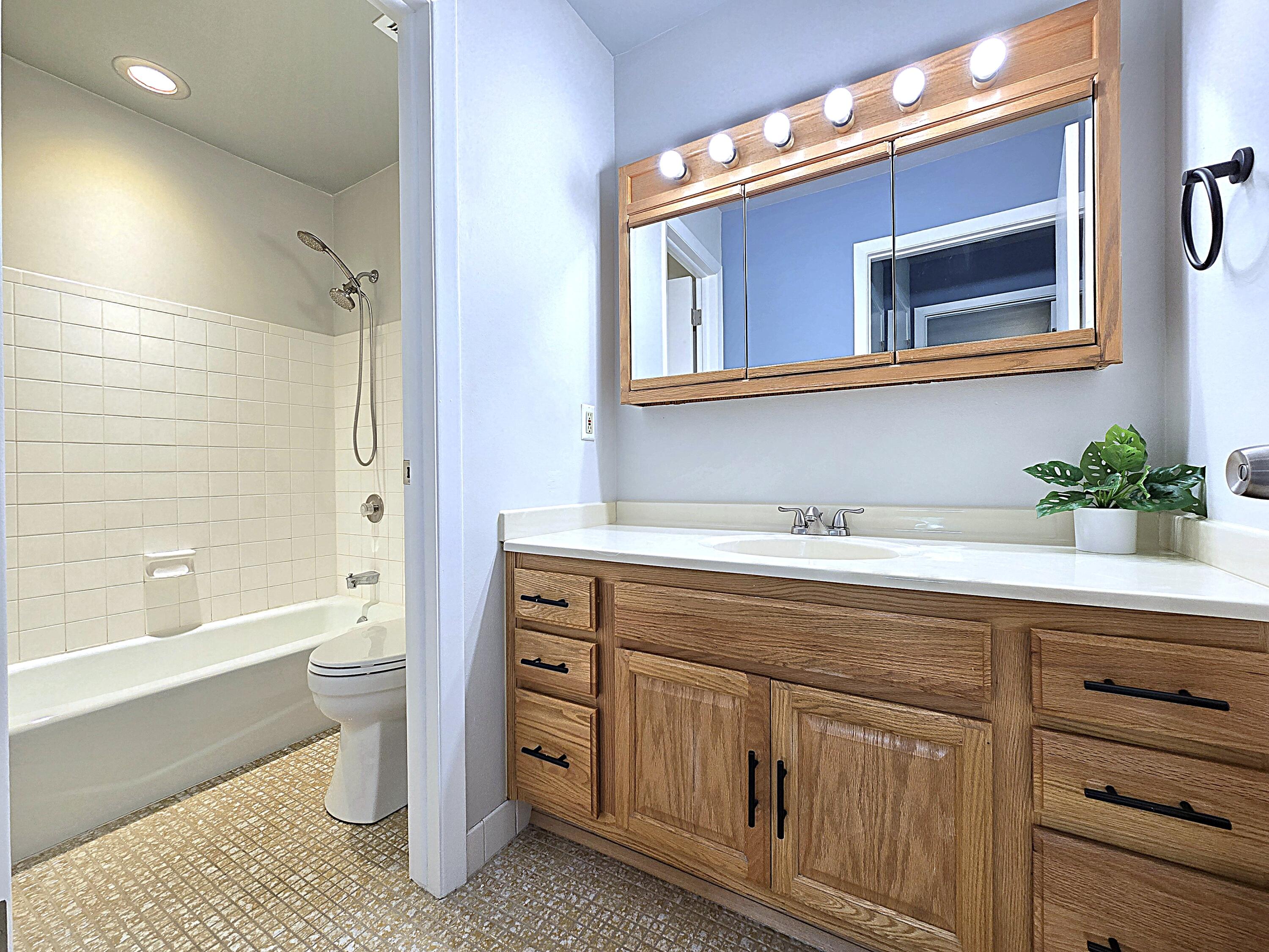 6322 South 20th Street Milwaukee, WI 53221 - Photo 21 of 34 Bathroom