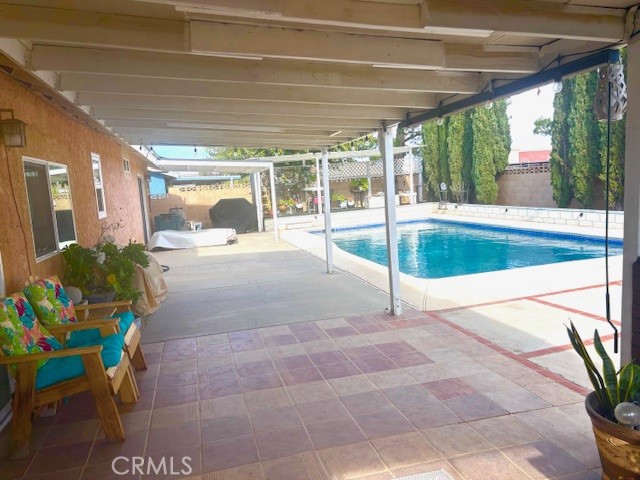 39334 Willowvale Road Palmdale, CA 93551 - Photo 19 of 21 a lobby with furniture and floor to ceiling window