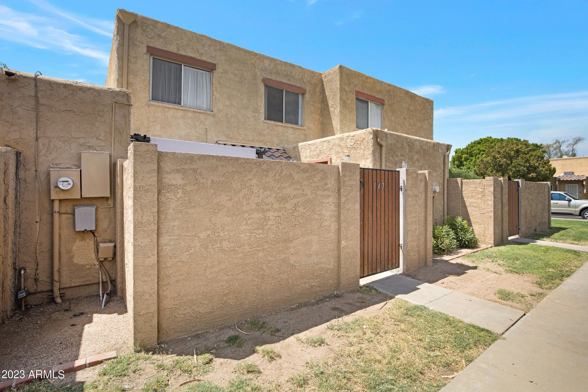 948 South Alma School Road, Unit 147 Mesa, AZ 85210 - Photo 2 of 22 a backyard of a house