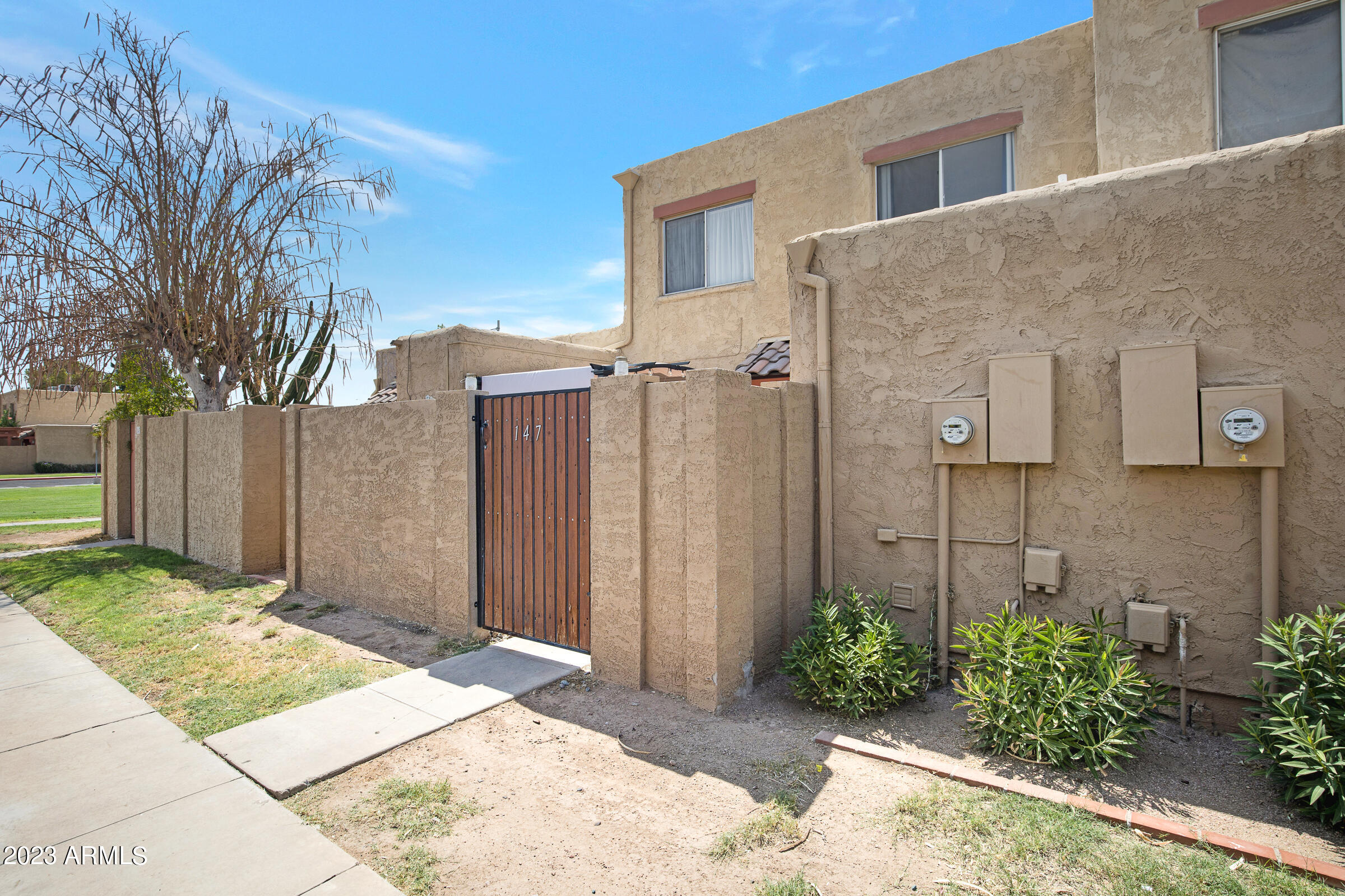 948 South Alma School Road, Unit 147 Mesa, AZ 85210 - Photo 3 of 22 a backyard of a house