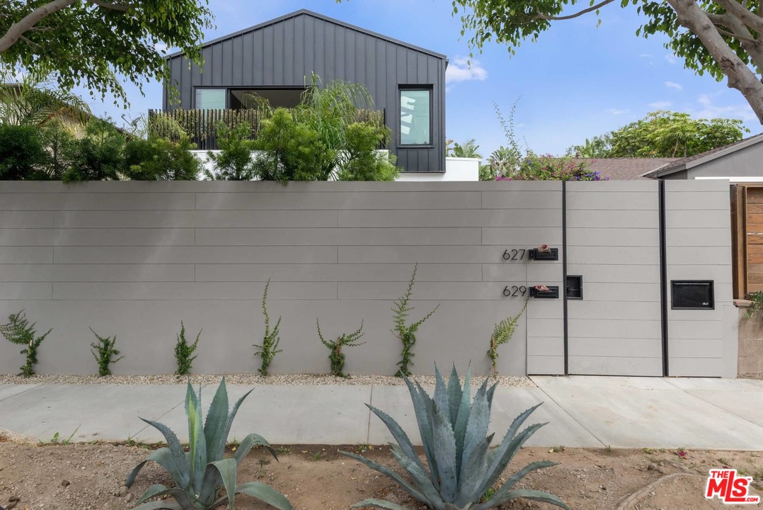 629 Sunset Avenue Venice, CA 90291 - Photo 1 of 31 a potted plant sitting in front of a door