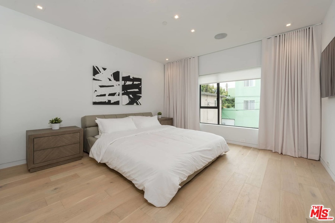 629 Sunset Avenue Venice, CA 90291 - Photo 13 of 31 a bedroom with a bed and a window