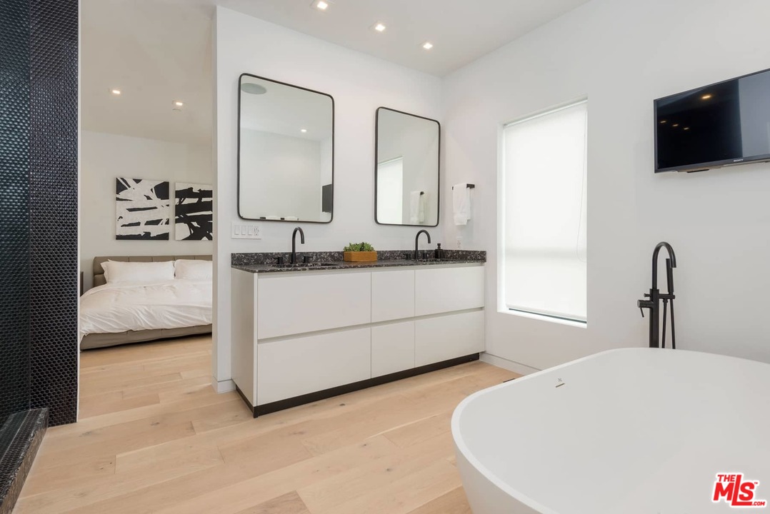 629 Sunset Avenue Venice, CA 90291 - Photo 14 of 31 a bathroom with a tub sink and mirror