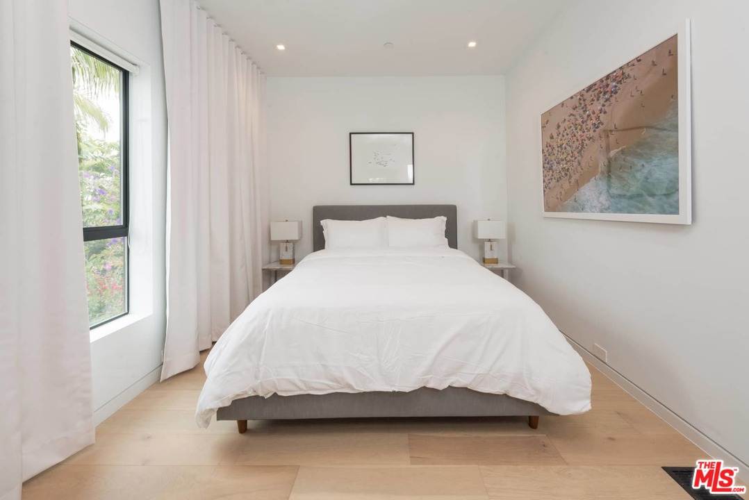 629 Sunset Avenue Venice, CA 90291 - Photo 19 of 31 a bedroom with a bed and painting on the wall