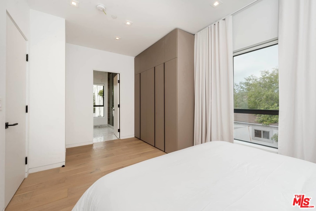 629 Sunset Avenue Venice, CA 90291 - Photo 20 of 31 a bedroom with a large bed and a large window