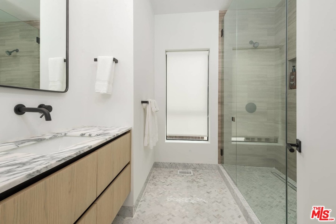 629 Sunset Avenue Venice, CA 90291 - Photo 21 of 31 a bathroom with a granite countertop sink and a mirror
